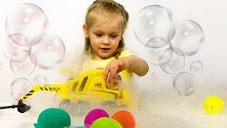 Видео для детей. Учимся делать цветные пузыри много пены