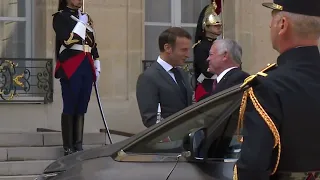 لحظة وصول الملك عبدالله الثاني و الملكة رانيا و ولي العهد إلى قصر الإليزيه في باريس