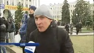 Активисты Евромайдана оградили колючей проволокой б...