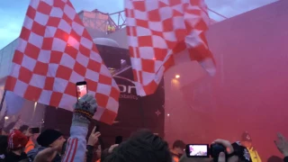 Liverpool fans greet the player's coach: "We're gonna win the League"