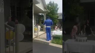 Elvis Sings happy Birthday