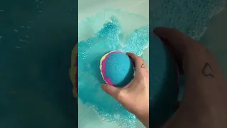 The Lush giant intergalactic bath bomb #lush #intergalactic #giantintergalatic #fyp #bathbomb