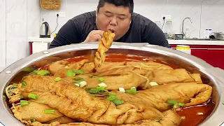 Buy 10 pieces of large intestine head to make spicy taste  which gives fat brother a lot of sweat t