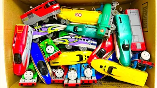 【プラレール】新幹線、電車、きかんしゃトーマスと仲間達たちを箱から取り出して整備工場を出発するよ！