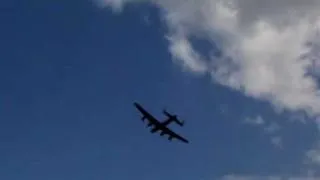 Lancaster vliegt over Limburgse monumenten