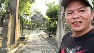 冷清的仿古街，店裡麻將聲聲。腐敗的清政府立牌坊為自己歌功頌德