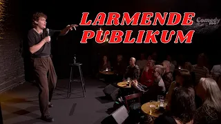 LARMENDE PUBLIKUM - SIMON VÆVER @ COMEDY ZOO