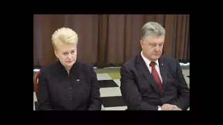 У Харкові бійці АТО подарували Президенту Литви прапор із броні та куль