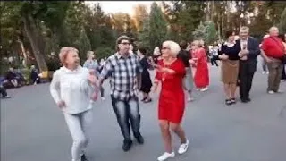 Я ОТ ЛЮБВИ ХМЕЛЕЮ,ХМЕЛЕЮ!!!ВЕСЕЛЫЕ ТАНЦЫ В ПАРКЕ ГОРЬКОГО