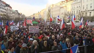 Ohne Masken und Abstand: Corona-Massenproteste in Prag