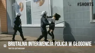 Policjant uderzył pałką kobietę i powalił ją na ziemię #shorts