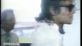 (1988) MICHAEL JACKSON SMILING AT TOKYO AIRPORT