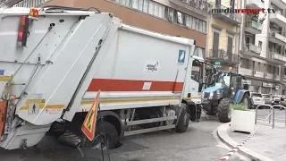 Bari, mezzo Amiu sprofonda nell'asfalto in Via Melo