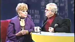 DERCY GONÇALVES ESCANCARANDO NO PROGRAMA DO JÔ ONZE E MEIA, EM 1995.