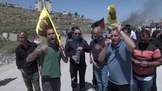 Palestinians and Israeli stage rallies outside Ofer prison