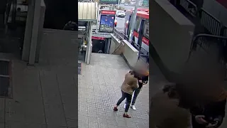 Mujer encara a ladrón que le roba el celular en salida del Metro