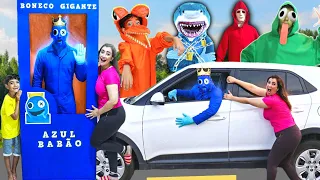 GANHAMOS O BONECO GIGANTE DO AZUL BABÃO VIRAMOS RAINBOW FRIENDS PEGOU NOSSO CARRO FACE TUBA TUBARÃO