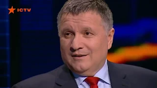 Министр Аваков принёс в студию загадочную "простыню": Почему никто не спросит, что у меня тут стоит?