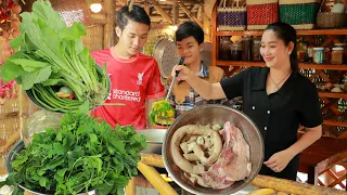 Mommy chef Sros: Seafood at port and cook, Beef intestine soup with pork recipe - Cooking with Sros