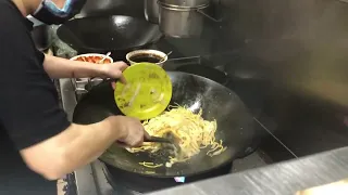 Always Long Queue! The Best Fried Kway Teow Mee in Singapore!