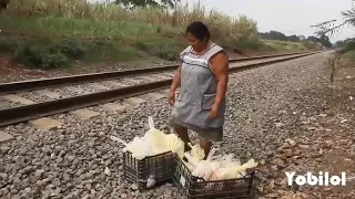 Esta señora les regala comida a las persona imigrates de un tren.