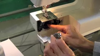 Colocar la bobina en la parte inferior de la máquina de coser