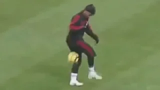 😍 Ronaldinho Doing Magic in Training ★ Freestyle