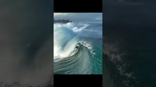 CRAZY Air Drop at Pipeline😯#wavesoftheworld #shorts