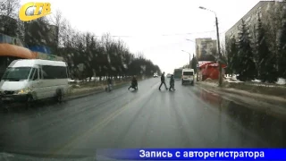 ПЕШЕХОДЫ ПЕРЕБЕГАЮТ ДОРОГУ В ОПАСНОМ МЕСТЕ