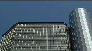 Wild video shows man climbing to top of Renaissance Center tower in Detroit