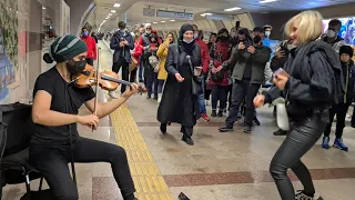 DESPACITO COVER SONG, STREET MUSIC PERFORMED BY VIOLINIST, STREET PERFORMANCE