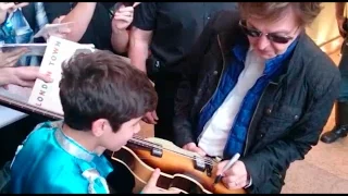 Paul McCartney signing our Hofner 500/1 V62 in São Paulo!!!!!!