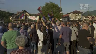 Top News - Serbët protestojnë në Bosnje / Me flamuj rusë e foto të Putinit, mbrojnë Dodik