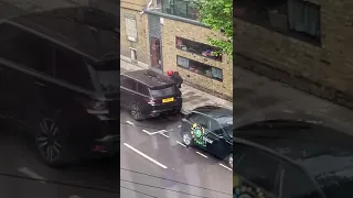 Bikers attempt stealing Range Rover in Clapton E5.