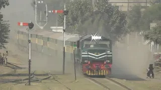 Pakistan Railways|| Jaffar Express Flying Through Kamoke Railway Station || 110 KM/H