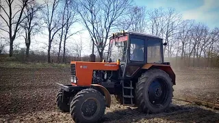 Закрываем влагу на нашем МТЗ, трактористка чуть трактор не сломала😅