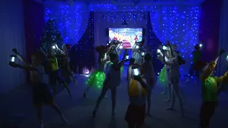 Танец с фонариками "Тик-так" - начало новогоднего утренника. Видео Юлии Буговой