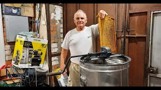 Extraction of honey