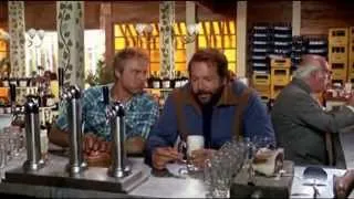 Bud Spencer e Terence Hill - Altrimenti ci arrabbiamo - sfida a birra e salsicce nel pub del circo