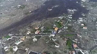 Vista aérea de la evolución de la colada de lava en La Palma