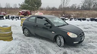 Девушка заезжает задом в гараж.