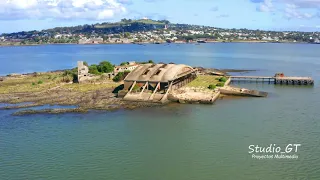Isla abandonada frente al cerro de Montevideo