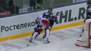 Radulov falls down tackling Biryukov