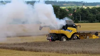 Požár kombajnu New Holland CR9080 - natočení vzniku požáru! Doubravice nad Svitavou, příjezd hasičů