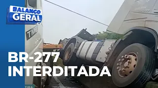 BR-277 é interditada após acidente com caminhões