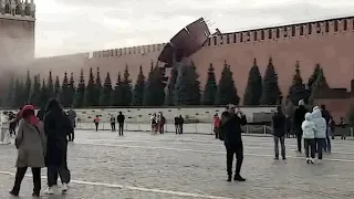 Кремль начал разваливаться. Хороший знак. Ветер снес леса и оторвал зубец на стене Кремля.