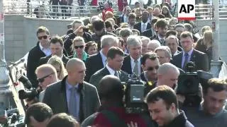 Delegation of US senators lays flowers for victims of Kiev protests