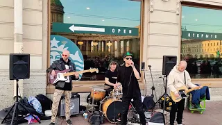 Ласковый май — "Белые розы", в исполнении уличных музыкантов на Невском проспекте в Санкт-Петербурге