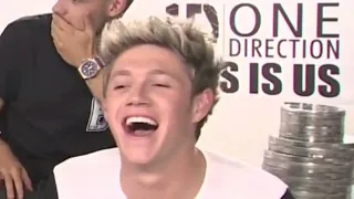 Niall Horan laughing for 4minutes52 straight