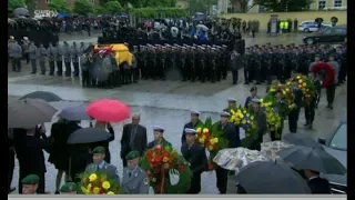 Großes militärisches Ehrengeleit für Helmut Kohl vor dem Dom zu Speyer